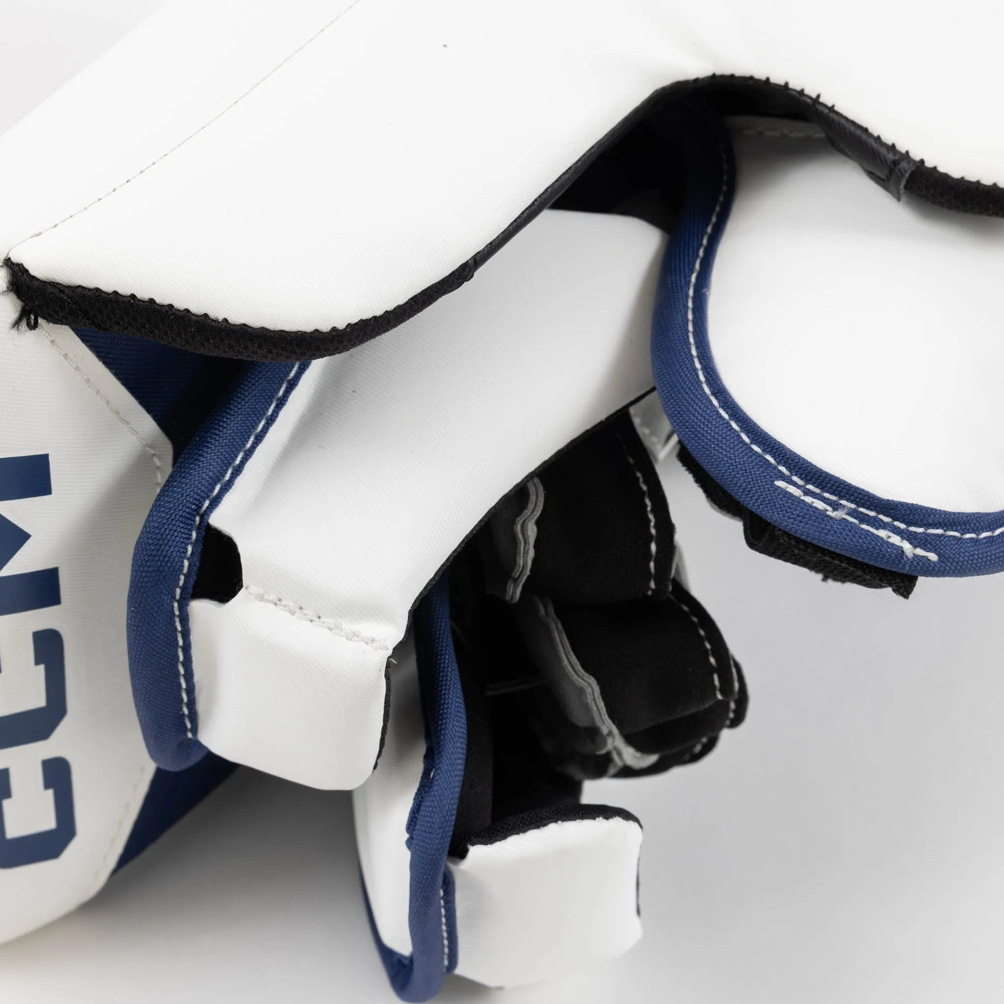 CCM Axis 2.5 Junior Goalie Blocker